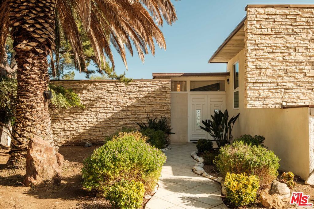 Properties 1 26094 Mulholland Highway