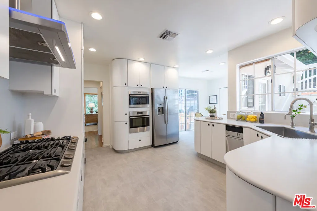 Sherman Oaks, California 91403, United States, 3 Bedrooms Bedrooms, ,2 BathroomsBathrooms,Residential,Active,170515