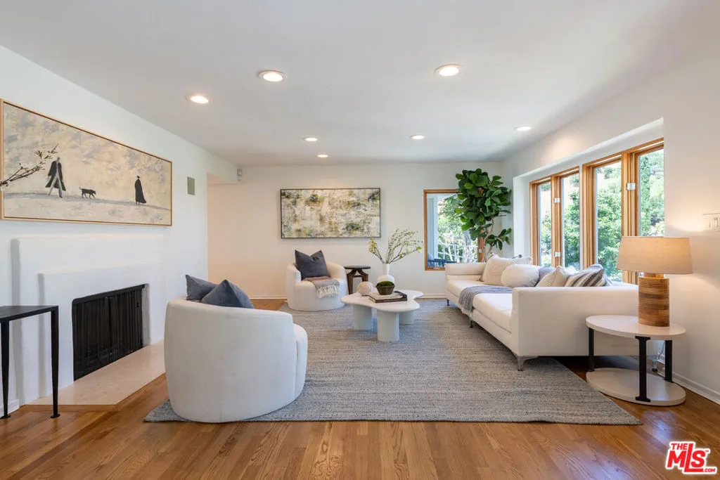 Sherman Oaks, California 91403, United States, 3 Bedrooms Bedrooms, ,2 BathroomsBathrooms,Residential,Active,170515