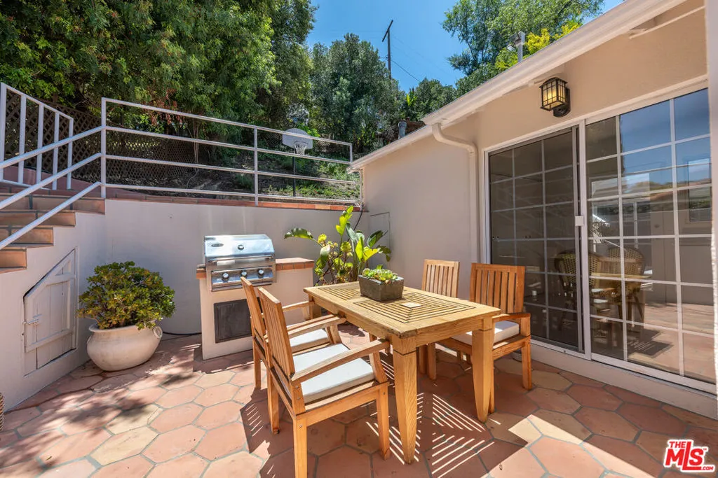 Sherman Oaks, California 91403, United States, 3 Bedrooms Bedrooms, ,2 BathroomsBathrooms,Residential,Active,170515