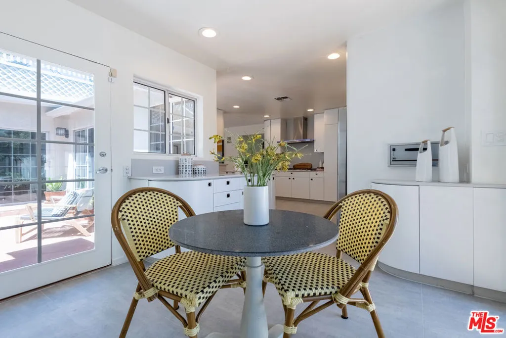 Sherman Oaks, California 91403, United States, 3 Bedrooms Bedrooms, ,2 BathroomsBathrooms,Residential,Active,170515