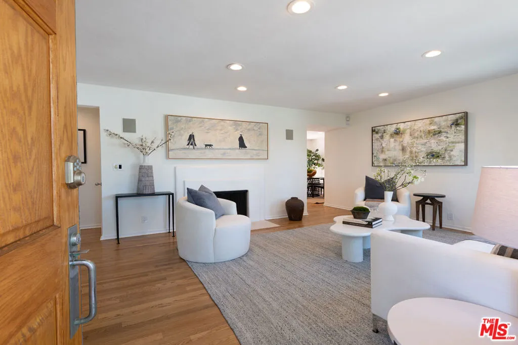 Sherman Oaks, California 91403, United States, 3 Bedrooms Bedrooms, ,2 BathroomsBathrooms,Residential,Active,170515