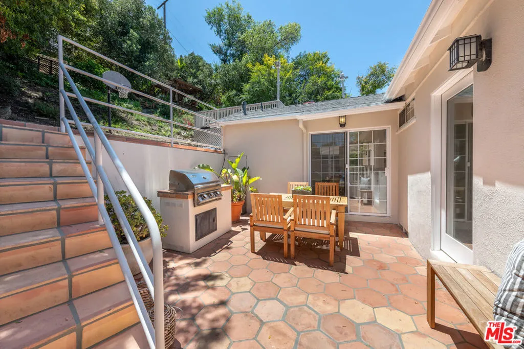 Sherman Oaks, California 91403, United States, 3 Bedrooms Bedrooms, ,2 BathroomsBathrooms,Residential,Active,170515