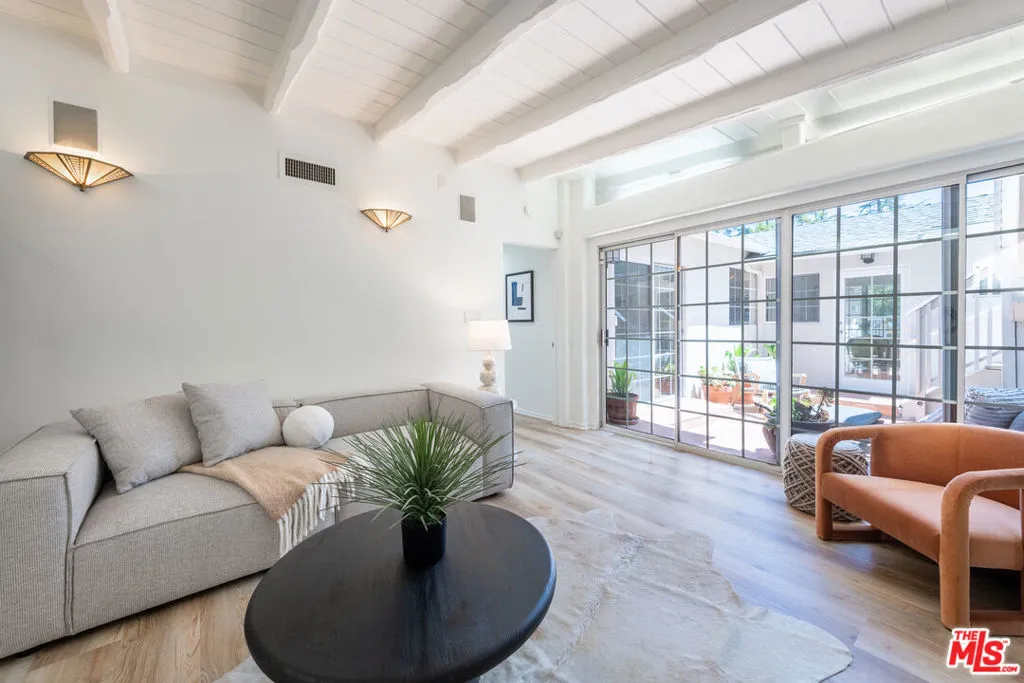 Sherman Oaks, California 91403, United States, 3 Bedrooms Bedrooms, ,2 BathroomsBathrooms,Residential,Active,170515