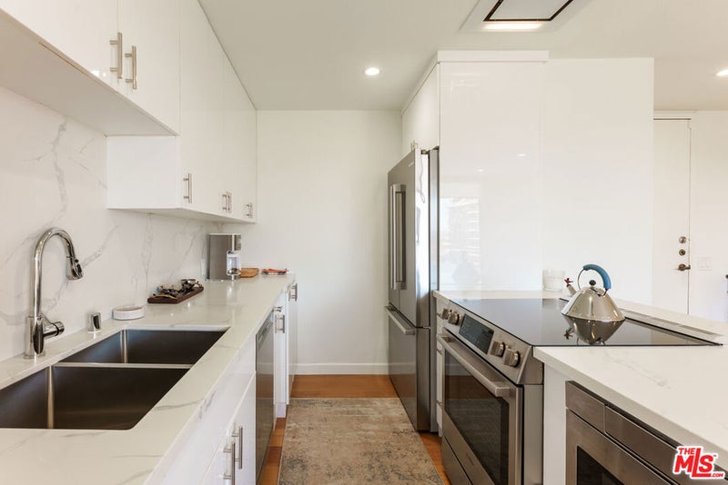 100 S Doheny Drive 811