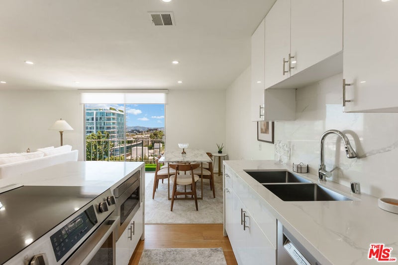100 S Doheny Drive 811