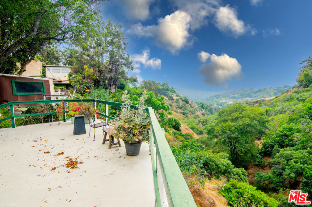 3201 Benedict Canyon Drive