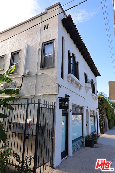 710 N Van Ness Avenue