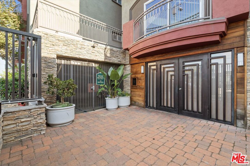 11124 Burbank Boulevard 212