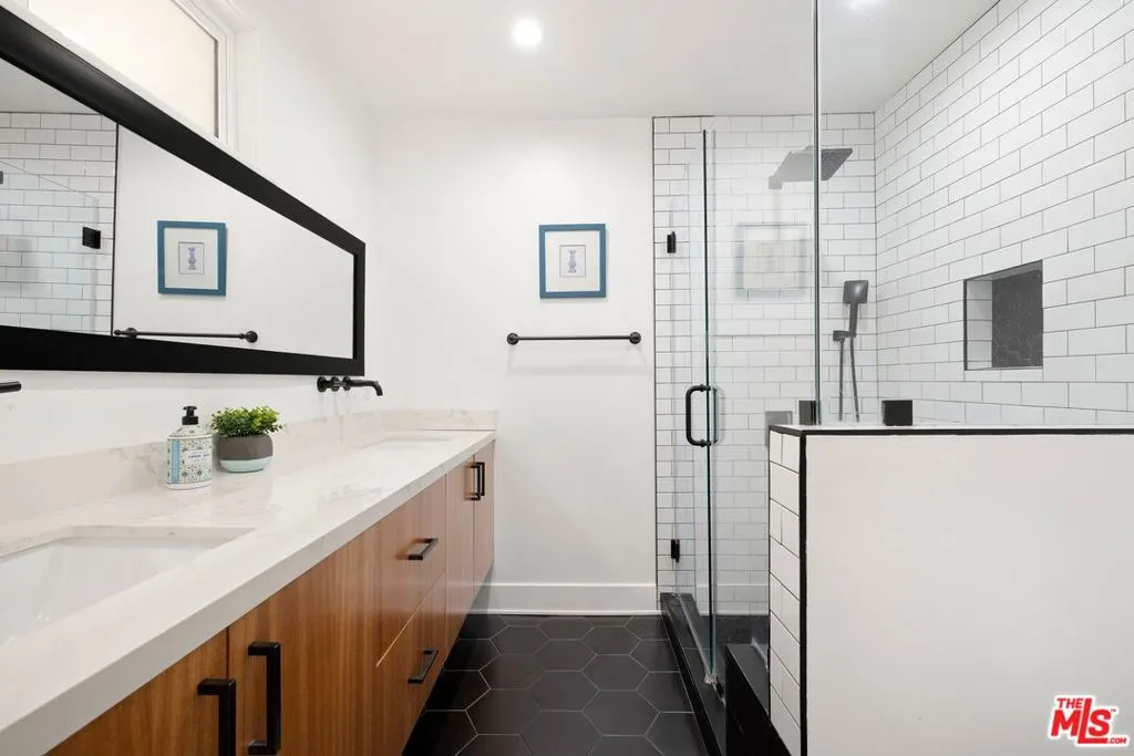 Encino, California 91436, United States, 3 Bedrooms Bedrooms, ,3 BathroomsBathrooms,Residential,Active,185824