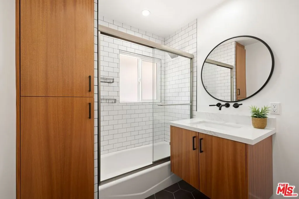 Encino, California 91436, United States, 3 Bedrooms Bedrooms, ,3 BathroomsBathrooms,Residential,Active,185824