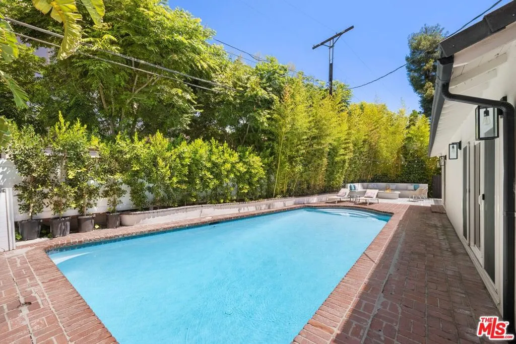 Encino, California 91436, United States, 3 Bedrooms Bedrooms, ,3 BathroomsBathrooms,Residential,Active,185824