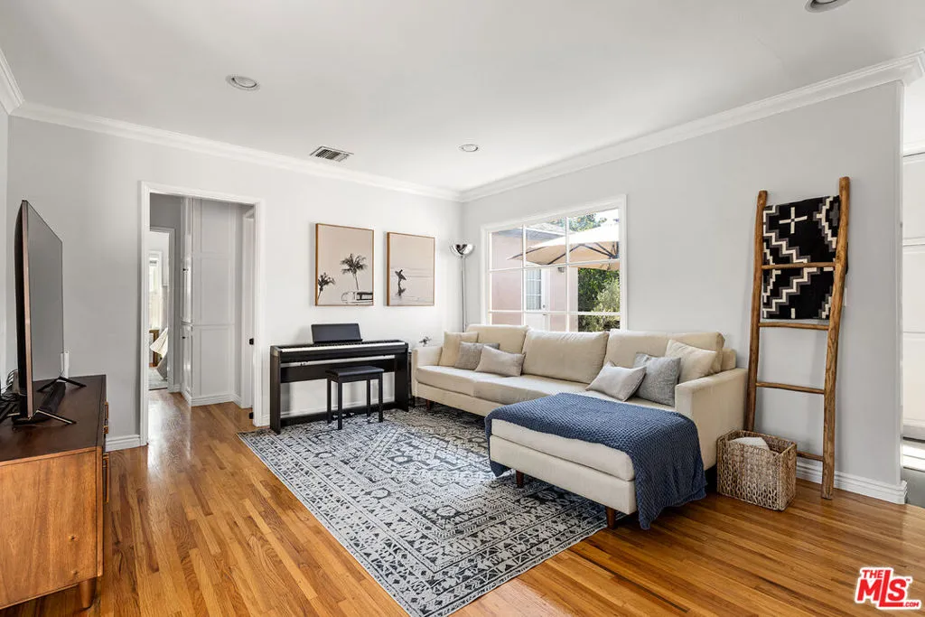 Tarzana, California 91335, United States, 3 Bedrooms Bedrooms, ,2 BathroomsBathrooms,Residential,Pending,144778