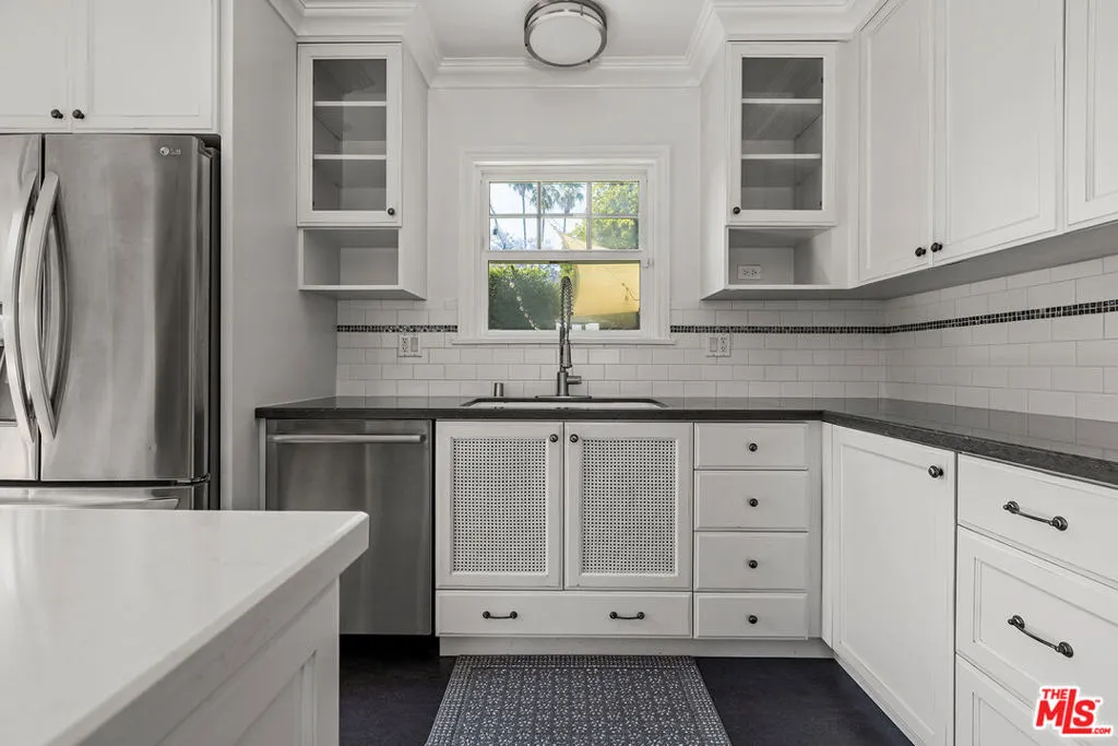 Tarzana, California 91335, United States, 3 Bedrooms Bedrooms, ,2 BathroomsBathrooms,Residential,Pending,144778