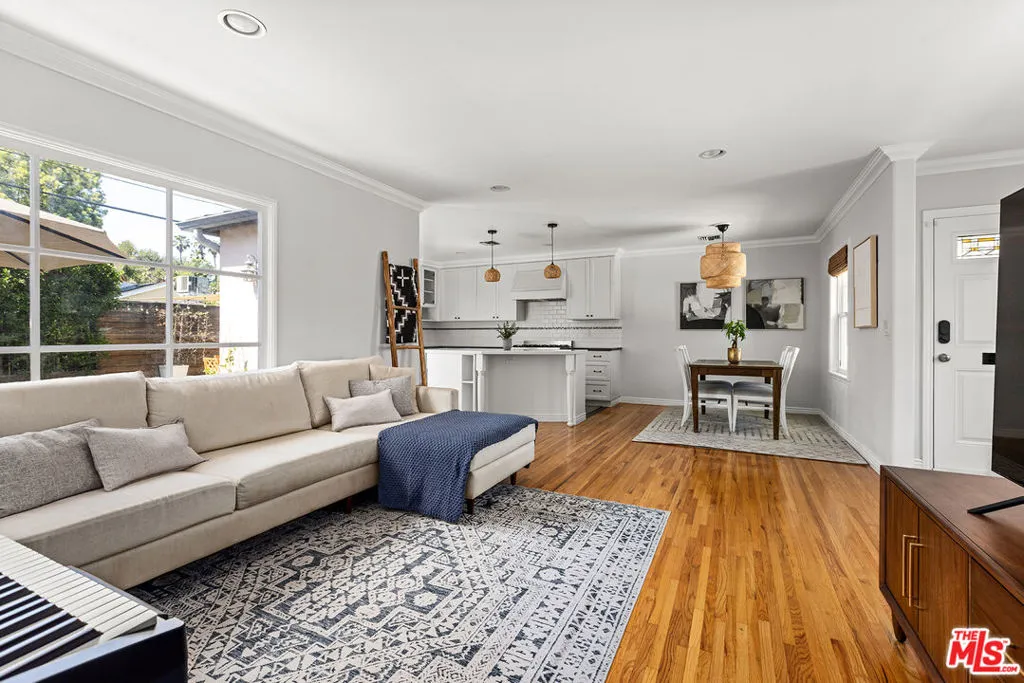 Tarzana, California 91335, United States, 3 Bedrooms Bedrooms, ,2 BathroomsBathrooms,Residential,Pending,144778