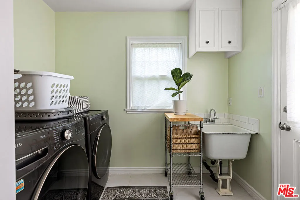 Tarzana, California 91335, United States, 3 Bedrooms Bedrooms, ,2 BathroomsBathrooms,Residential,Pending,144778