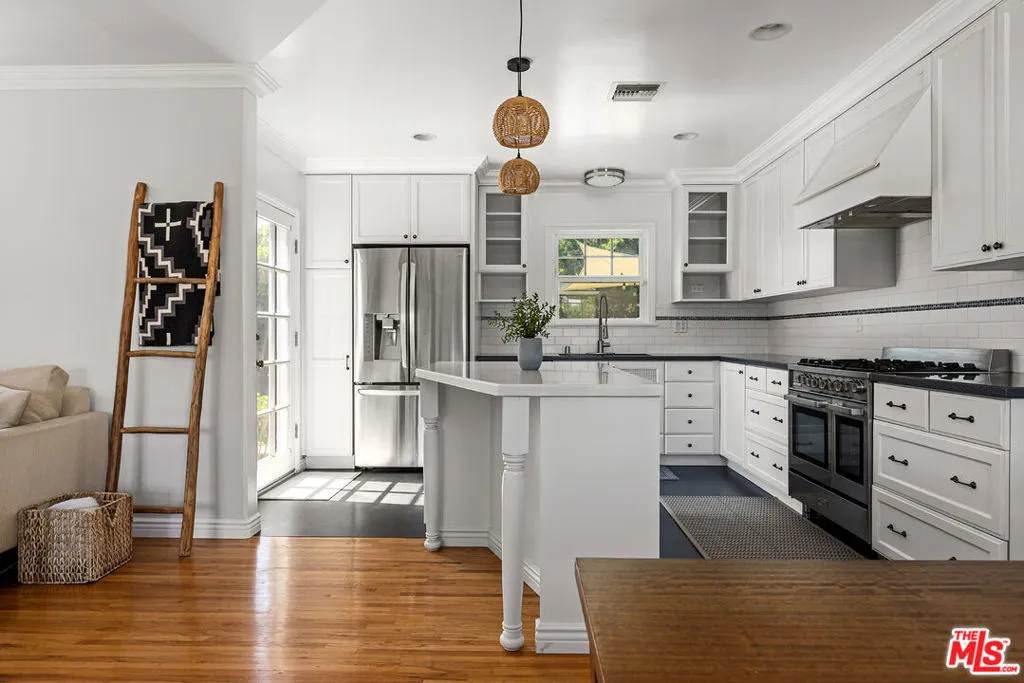 Tarzana, California 91335, United States, 3 Bedrooms Bedrooms, ,2 BathroomsBathrooms,Residential,Pending,144778