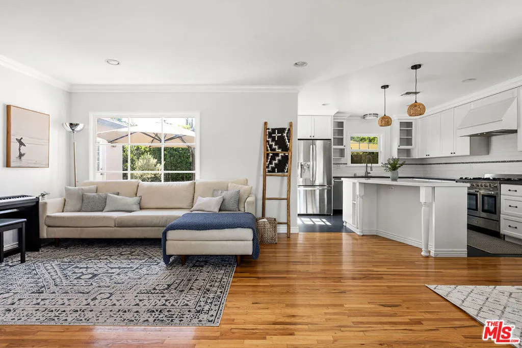 Tarzana, California 91335, United States, 3 Bedrooms Bedrooms, ,2 BathroomsBathrooms,Residential,Pending,144778