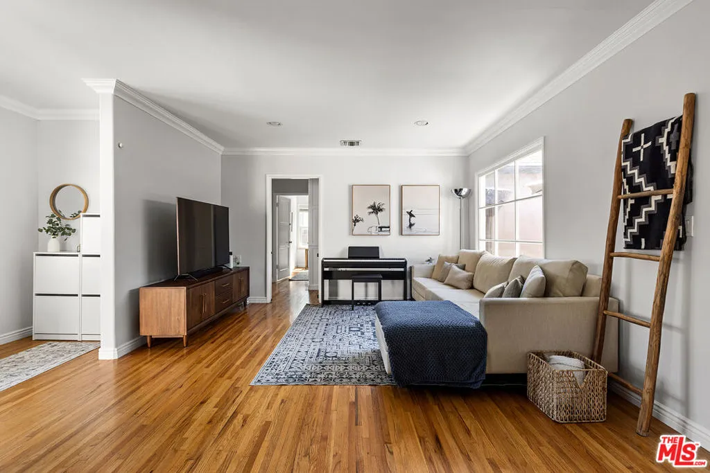 Tarzana, California 91335, United States, 3 Bedrooms Bedrooms, ,2 BathroomsBathrooms,Residential,Pending,144778