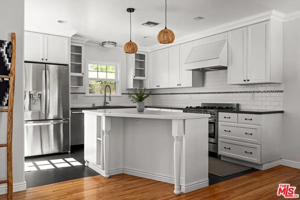 Tarzana, California 91335, United States, 3 Bedrooms Bedrooms, ,2 BathroomsBathrooms,Residential,Pending,144778