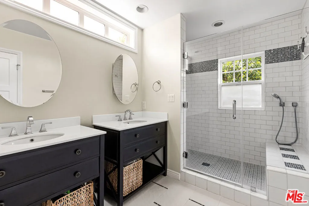 Tarzana, California 91335, United States, 3 Bedrooms Bedrooms, ,2 BathroomsBathrooms,Residential,Pending,144778