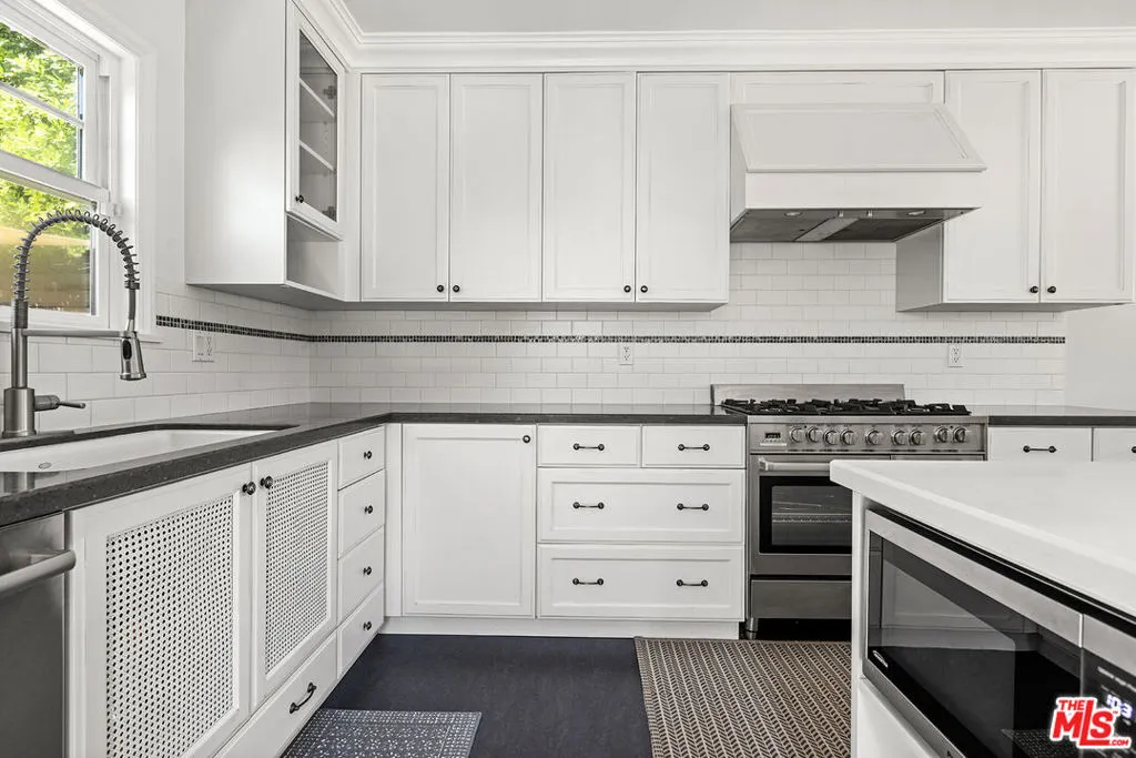 Tarzana, California 91335, United States, 3 Bedrooms Bedrooms, ,2 BathroomsBathrooms,Residential,Pending,144778