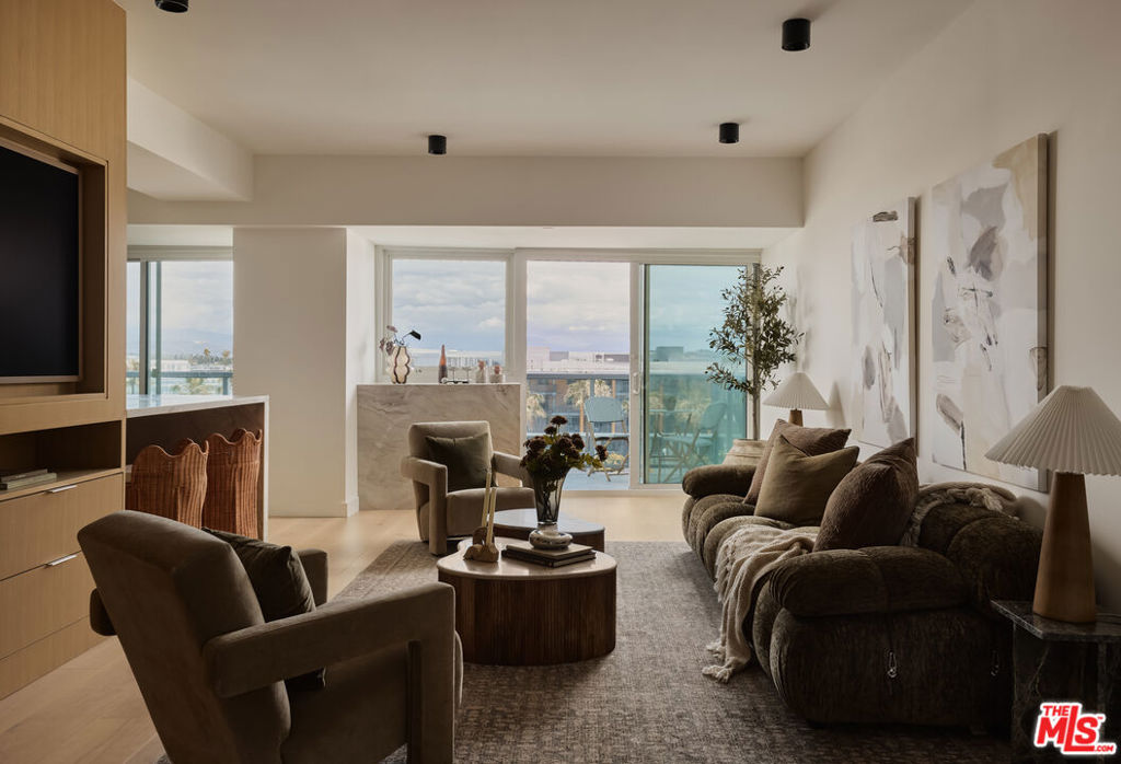 13600 Marina Pointe Drive 604