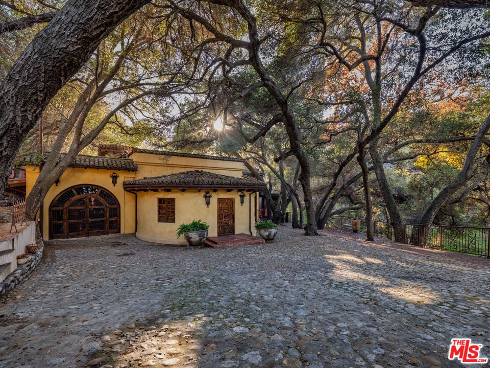 1135 N Topanga Canyon Boulevard