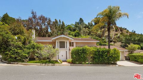 Photo of 2024 San Ysidro Drive, Beverly Hills, CA 90210 (MLS # 26829843)
