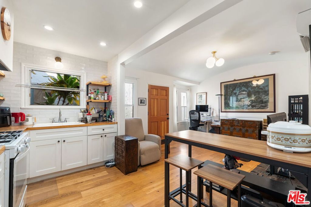 5846 3/4 Willoughby Ave