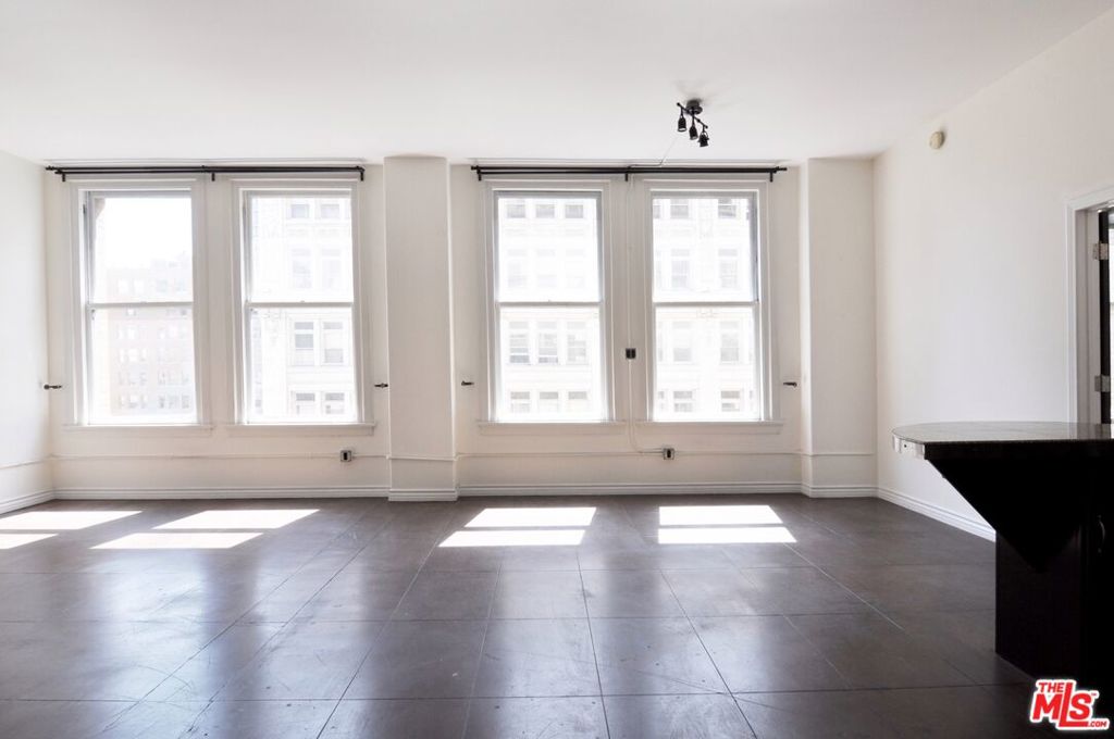 215 W 7th Street 907