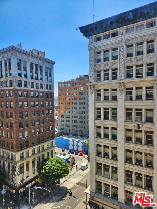 215 W 7th Street 907