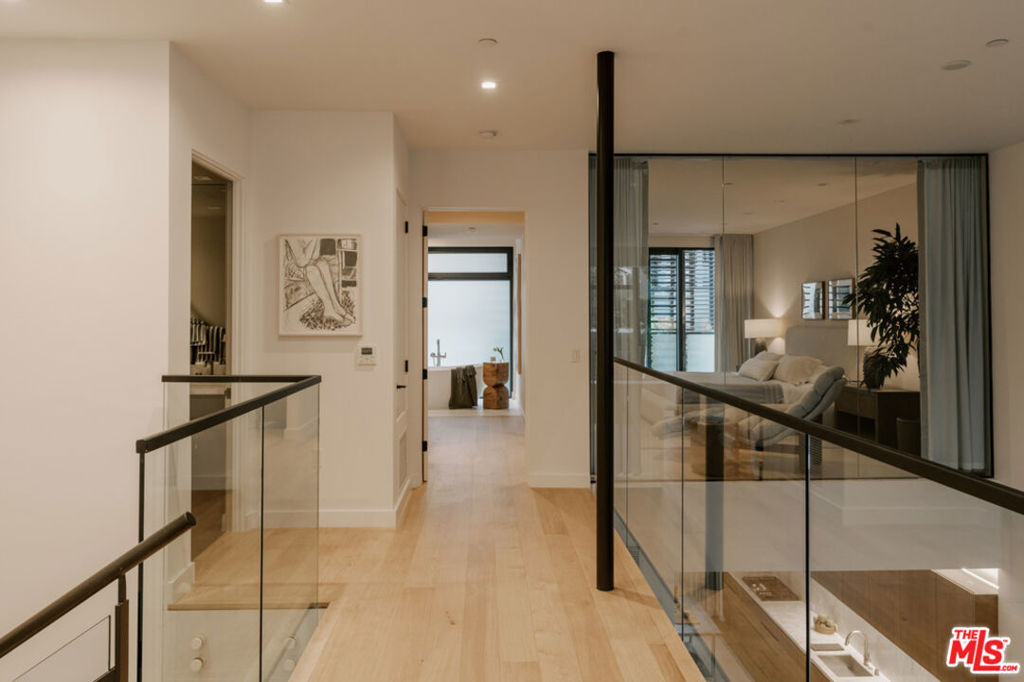 702 N Doheny Drive TH19