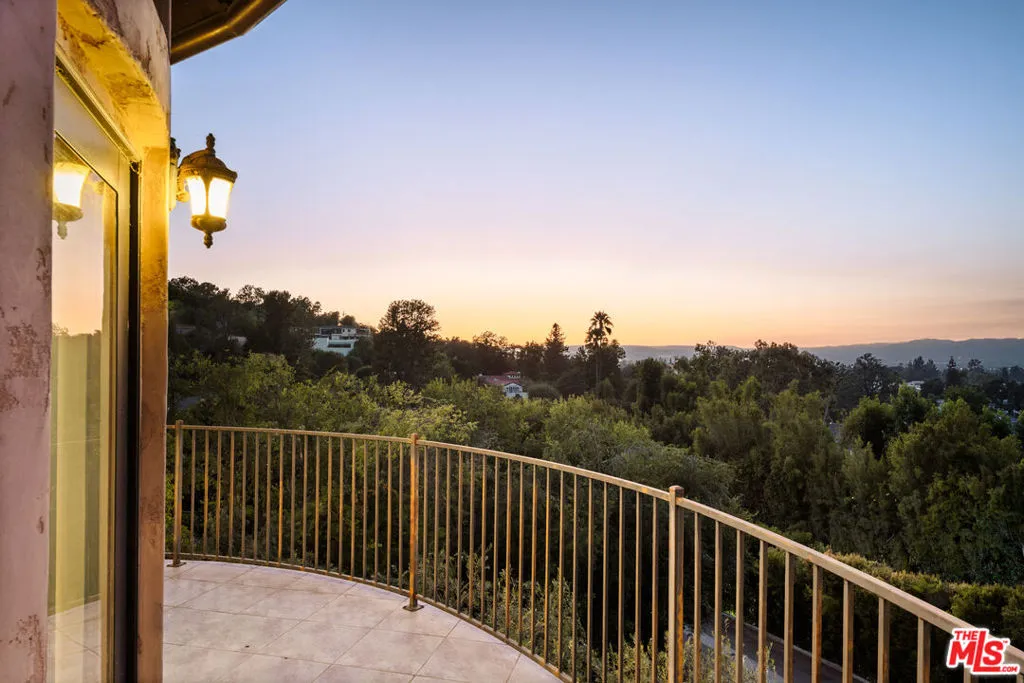 Encino, California 91316, United States, 5 Bedrooms Bedrooms, ,6 BathroomsBathrooms,Residential,Active,182649