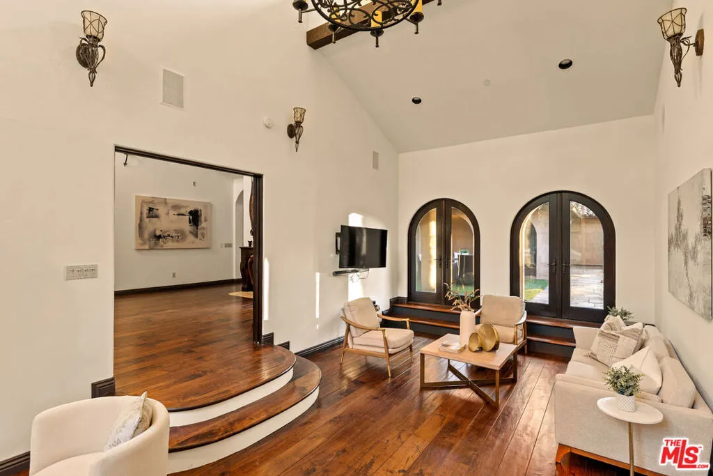 Encino, California 91316, United States, 5 Bedrooms Bedrooms, ,6 BathroomsBathrooms,Residential,Active,182649