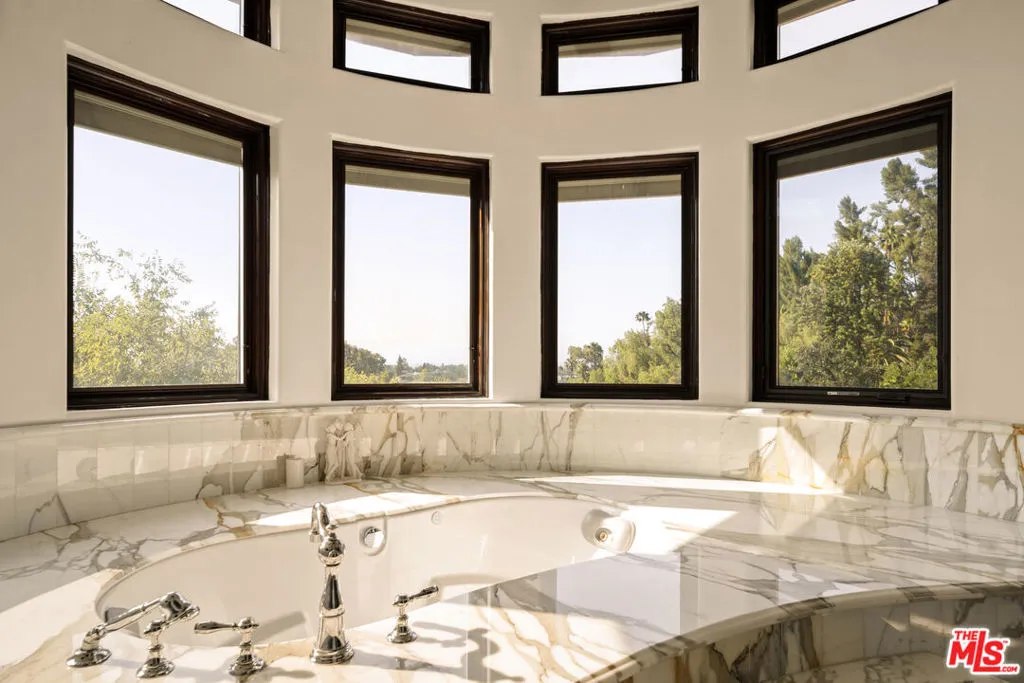 Encino, California 91316, United States, 5 Bedrooms Bedrooms, ,6 BathroomsBathrooms,Residential,Active,182649