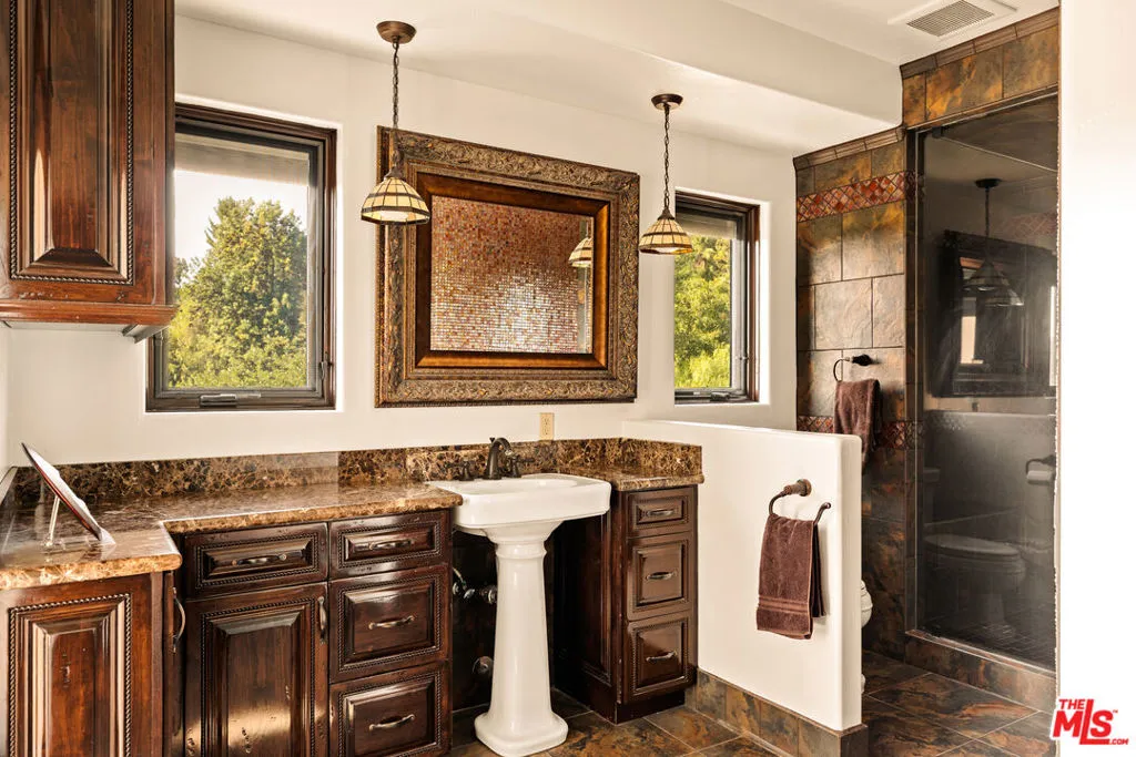 Encino, California 91316, United States, 5 Bedrooms Bedrooms, ,6 BathroomsBathrooms,Residential,Active,182649