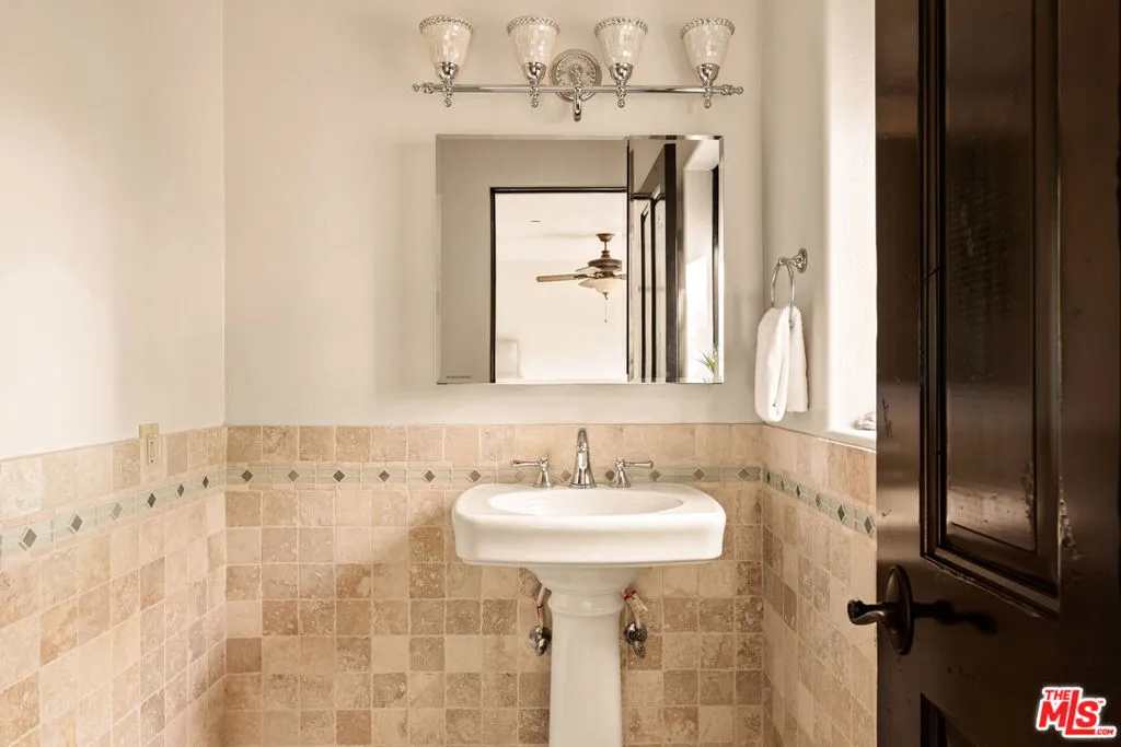 Encino, California 91316, United States, 5 Bedrooms Bedrooms, ,6 BathroomsBathrooms,Residential,Active,182649