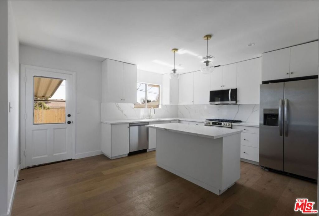 16130 Devonshire Street