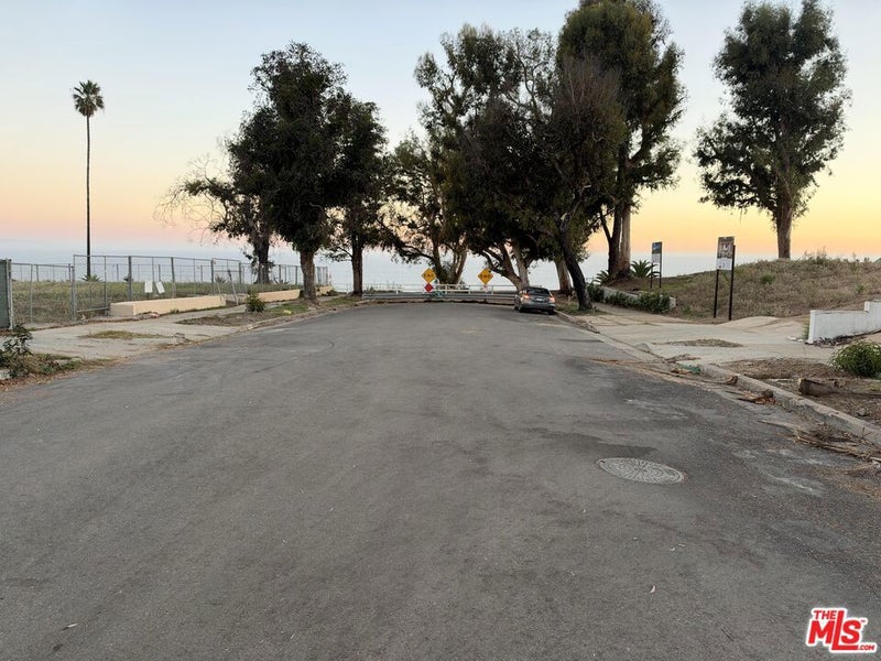 429 Via De La Paz