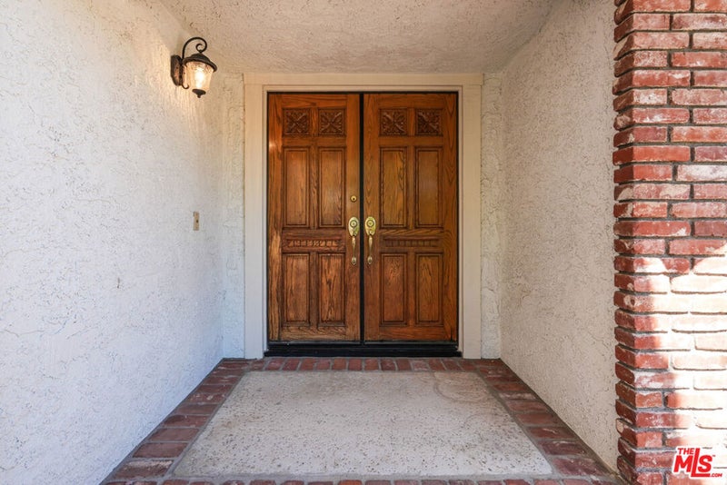 2440 Flintridge Drive