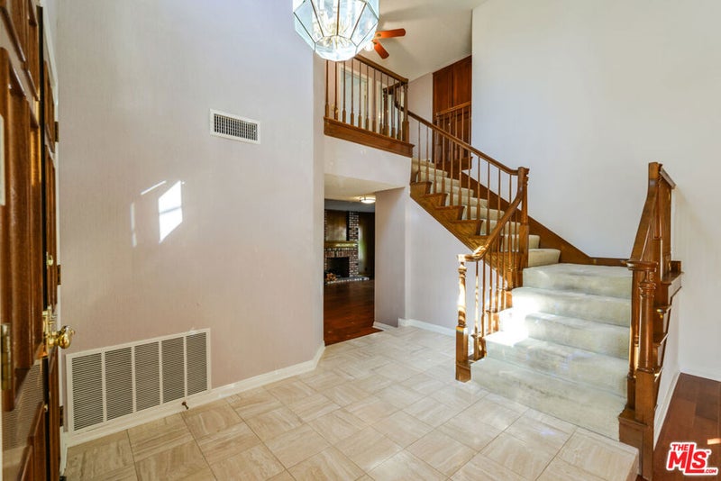 2440 Flintridge Drive