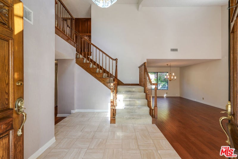 2440 Flintridge Drive