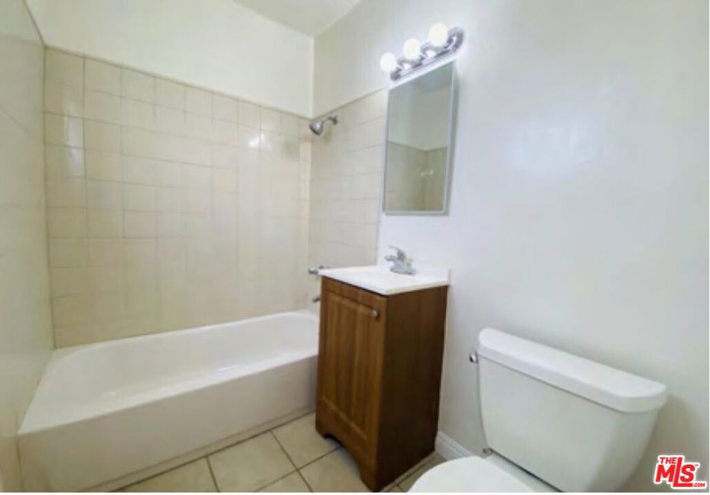 2211 S Genesee Avenue