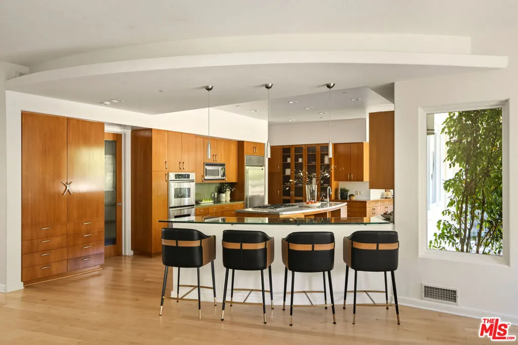 Los Angeles, California 90049, United States, 5 Bedrooms Bedrooms, ,6 BathroomsBathrooms,Residential,Active,225038