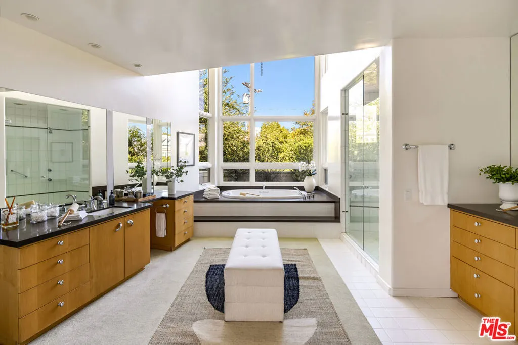 Los Angeles, California 90049, United States, 5 Bedrooms Bedrooms, ,6 BathroomsBathrooms,Residential,Active,225038