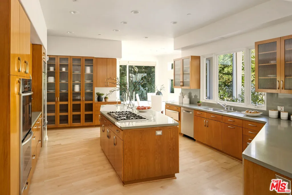 Los Angeles, California 90049, United States, 5 Bedrooms Bedrooms, ,6 BathroomsBathrooms,Residential,Active,225038