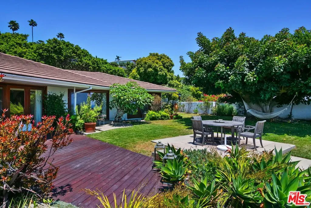 Pacific Palisades, California 90272, United States, 3 Bedrooms Bedrooms, ,3 BathroomsBathrooms,Residential,Active,191504