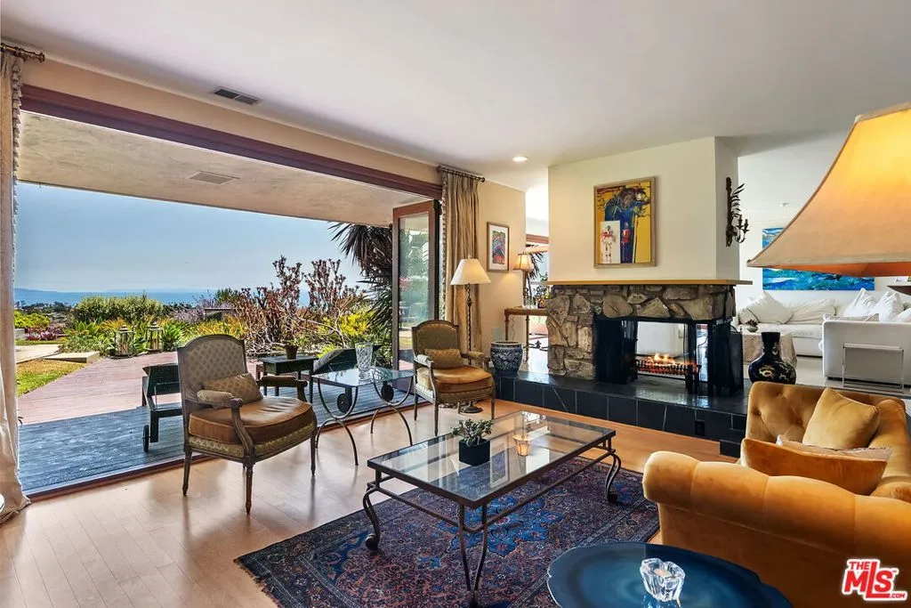 Pacific Palisades, California 90272, United States, 3 Bedrooms Bedrooms, ,3 BathroomsBathrooms,Residential,Active,191504