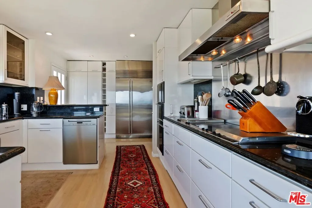 Pacific Palisades, California 90272, United States, 3 Bedrooms Bedrooms, ,3 BathroomsBathrooms,Residential,Active,191504